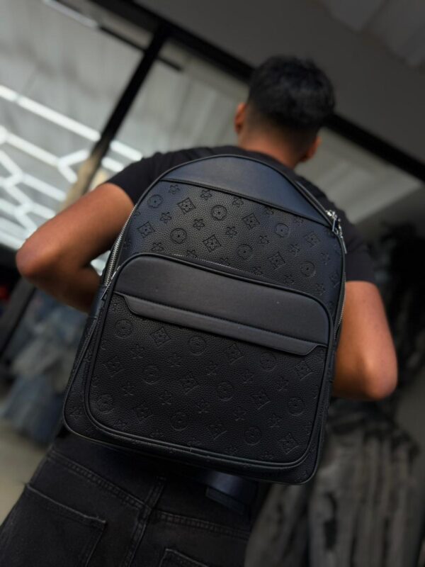 MOCHILA LV RELIEVE FLOR NEGRO 251210