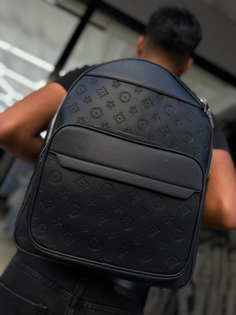 MOCHILA LV RELIEVE FLOR NEGRO 251210