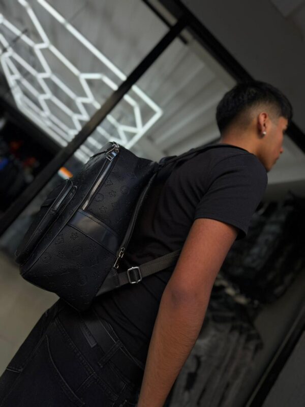 MOCHILA LV RELIEVE FLOR NEGRO 251210