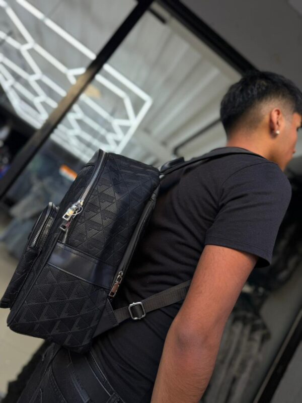 MOCHILA LCTE RELIEVE NEGRO 251210
