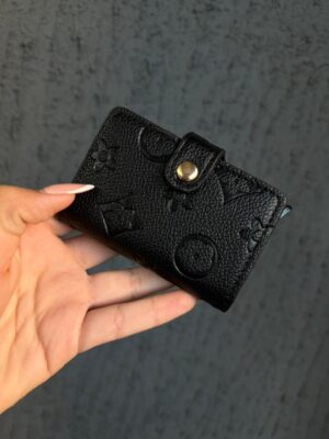 WhatsApp Image 2026-04-14 at 11.36.48 AM TARJETERO LV RELIEVE FLOR NEGRO 2000