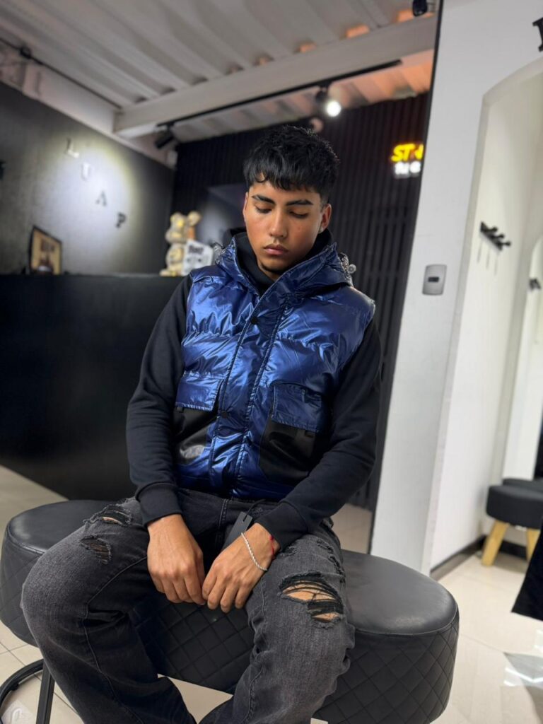 CHAQUETA MANGA CORTA AZUL BRILLANTE HUSTLA HT5708
