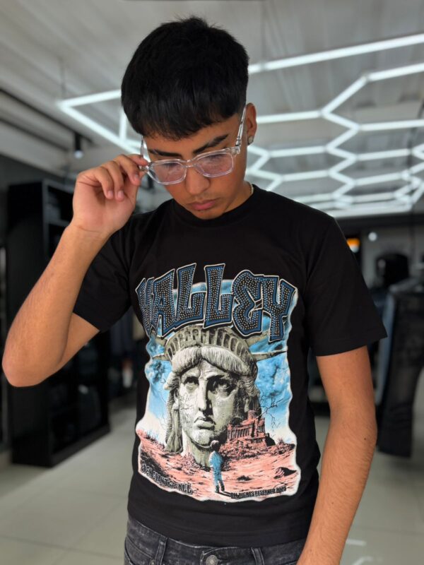 POLERA ESTATUA DE LA LIBERTAD NEGRA BRILLANTE ORIGINALS NIÑO