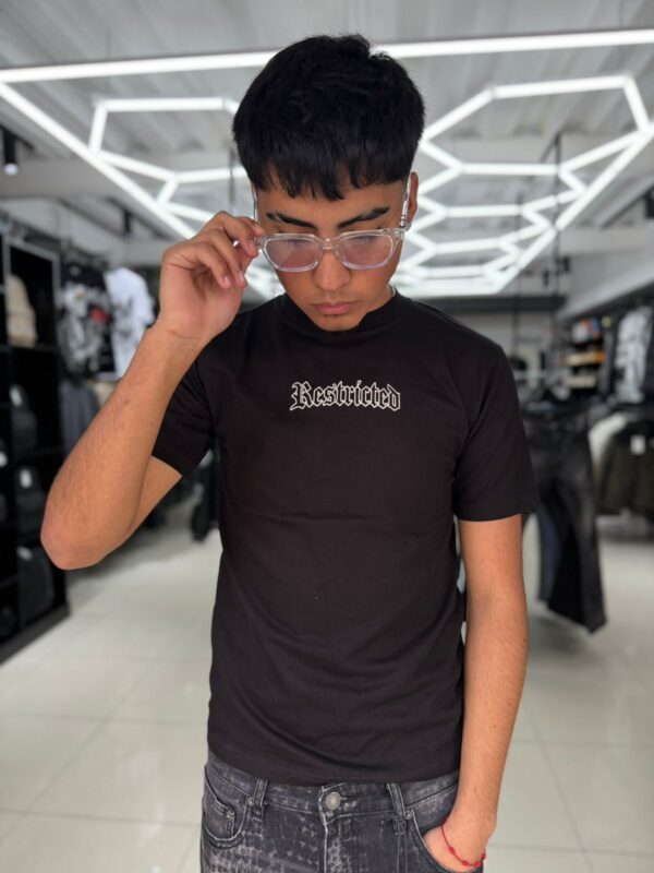 POLERA RESTRICTED NEGRA - ESTATUA DE LA LIBERTAD NIÑO BRILLANTE ORIGINALS