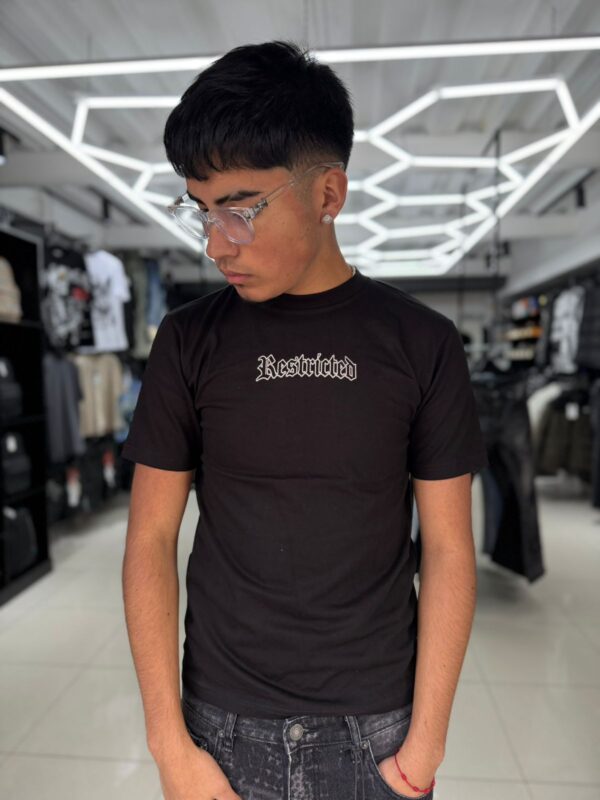 POLERA RESTRICTED NEGRA - ESTATUA DE LA LIBERTAD NIÑO BRILLANTE ORIGINALS
