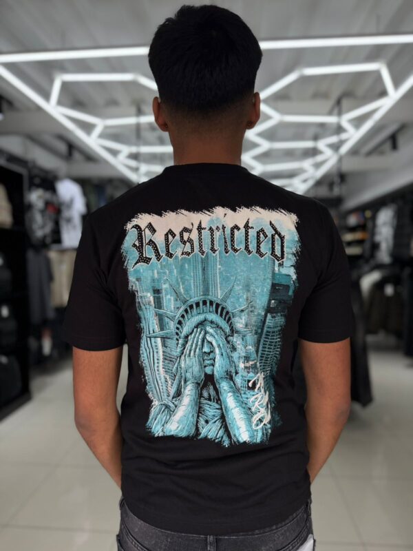 POLERA RESTRICTED NEGRA - ESTATUA DE LA LIBERTAD NIÑO BRILLANTE ORIGINALS