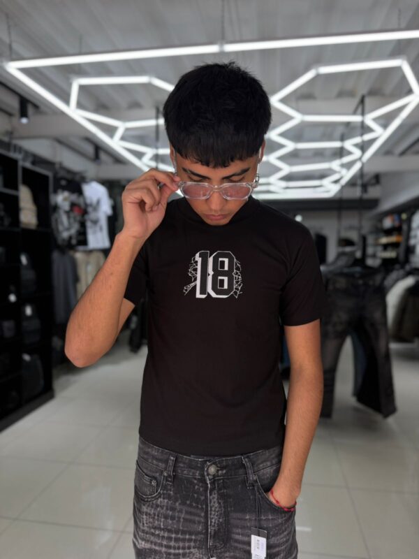 POLERA 18 NEGRA ORIGINALS NIÑO