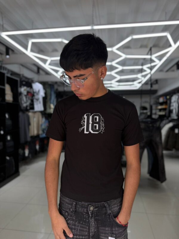 POLERA 18 NEGRA ORIGINALS NIÑO