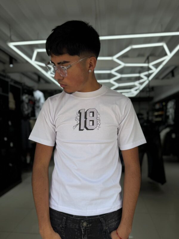POLERA 18 BLANCA ORIGINALS NIÑO