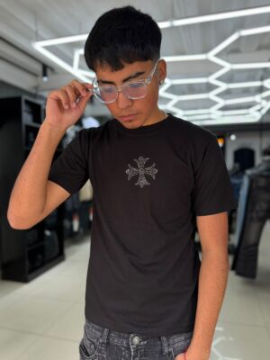 WhatsApp Image 2026-05-20 at 1.48.52 PM POLERA CHROME HEARTS NEGRO SLIM FIT NIÑO BRILLO