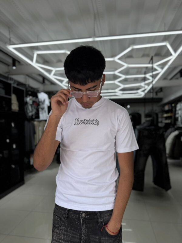 POLERA RESTRICTED BLANCA SLIM FIT NIÑO BRILLO