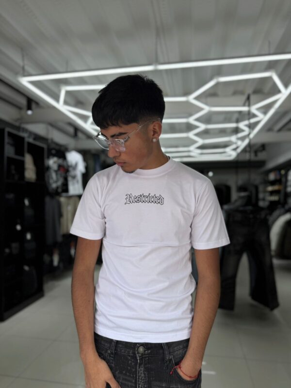 POLERA RESTRICTED BLANCA SLIM FIT NIÑO BRILLO