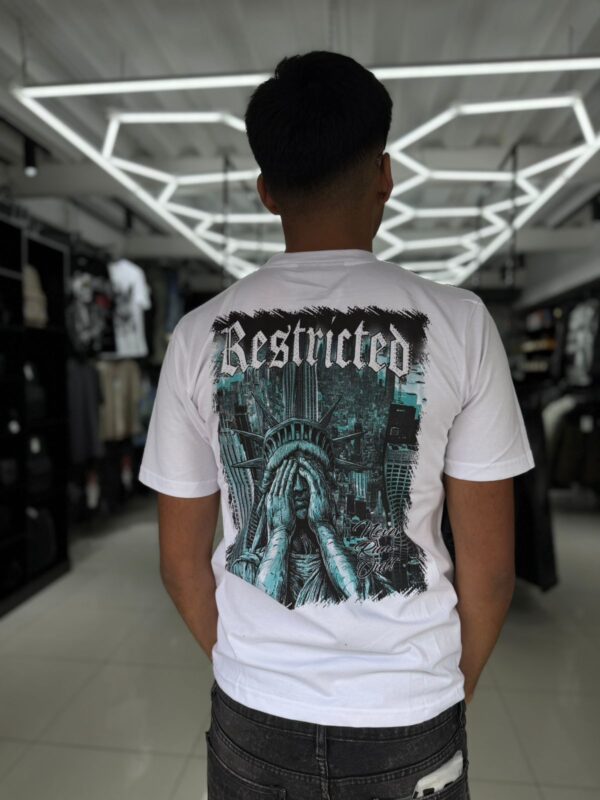POLERA RESTRICTED BLANCA SLIM FIT NIÑO BRILLO