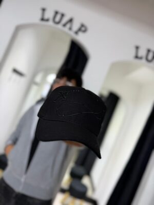 WhatsApp Image 2026-05-21 at 1.56.54 PM JOCKEY COLLAR CRUZ NEGRO BRILLANTE Y CRUZ DE CUERO
