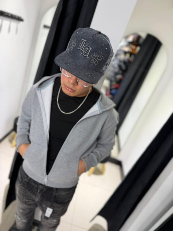 JOCKEY CURVO LA CHROME HEARTS GRIS CRUZ - GAMUZA BRILLANTE