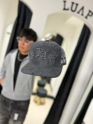 JOCKEY CURVO LA CHROME HEARTS GRIS CRUZ - GAMUZA BRILLANTE