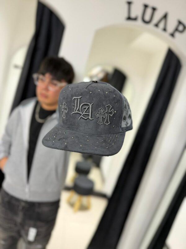 JOCKEY CURVO LA CHROME HEARTS GRIS CRUZ - GAMUZA BRILLANTE