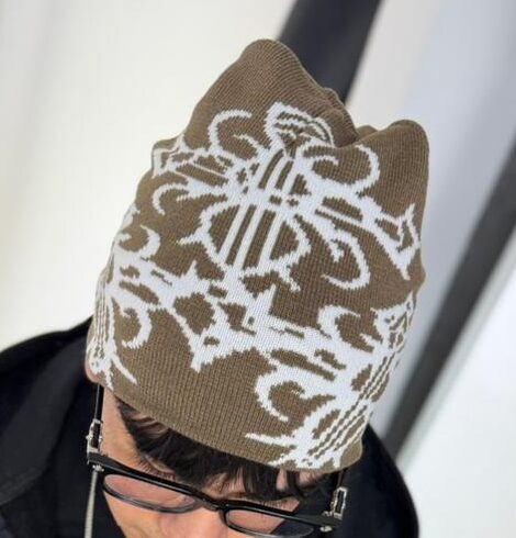 GORRO DE LANA DISEÑO CHROME HEARTS CAFÉ