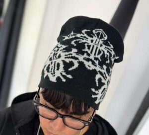 GORRO DE LANA DISEÑO CHROME HEARTS NEGRO