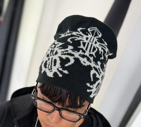 GORRO DE LANA DISEÑO CHROME HEARTS NEGRO