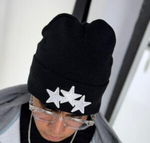 GORRO DE LANA TRES ESTRELLAS NEGRO
