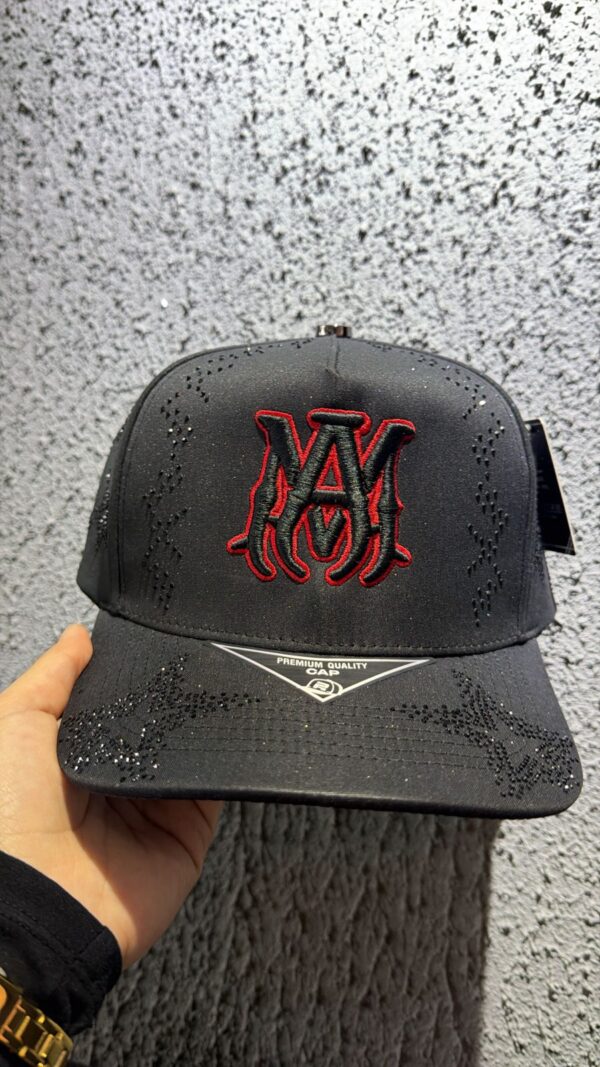 JOCKEY AMIRI NEGRO-ROJO BRILLANTE CAP PLANO HOMBRE