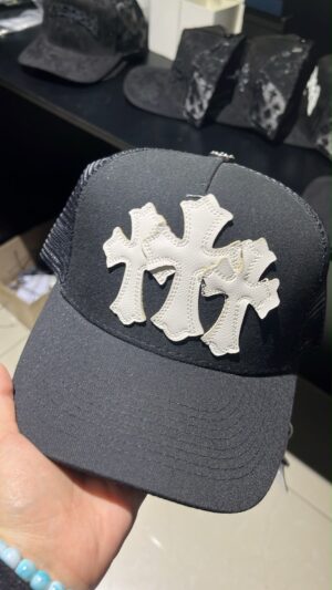 JOCKEY CHROME HEARTS TRES CRUZ NEGRO Y BLANCO MAYA
