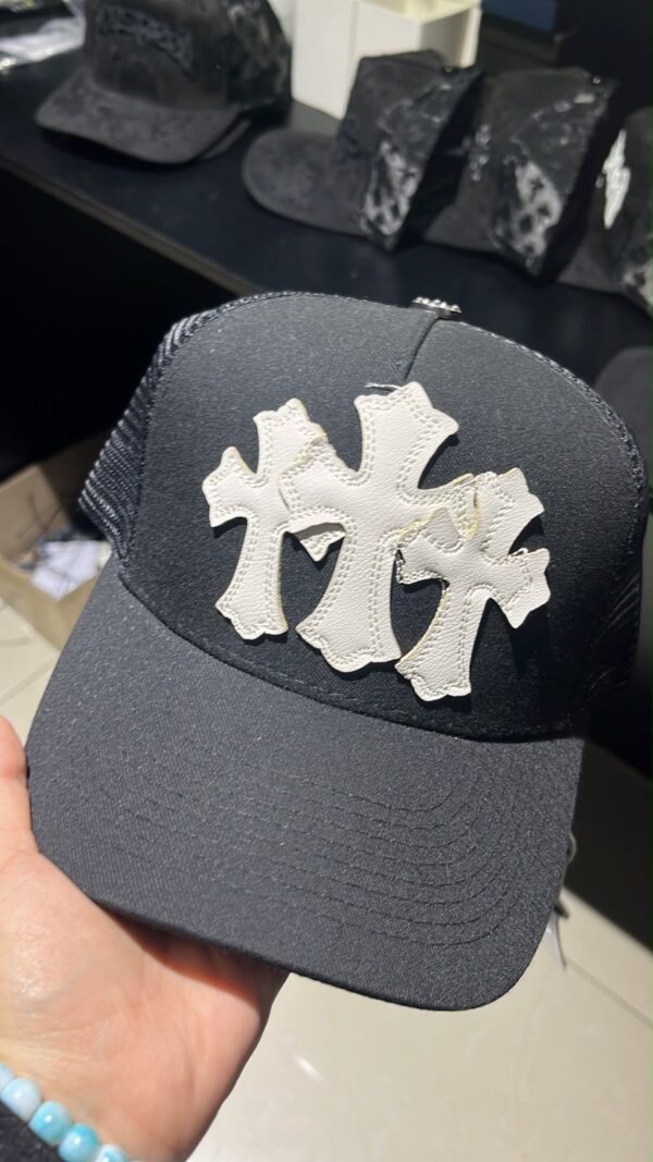 JOCKEY CHROME HEARTS TRES CRUZ NEGRO Y BLANCO MAYA