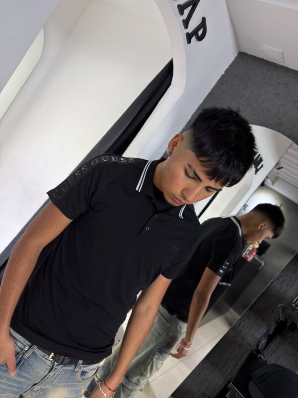 POLERA PIQUE GUESS NEGRA LINEA