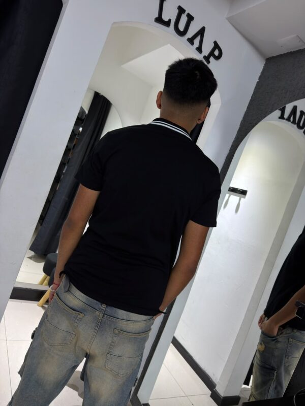 POLERA PIQUE GUESS NEGRA LINEA