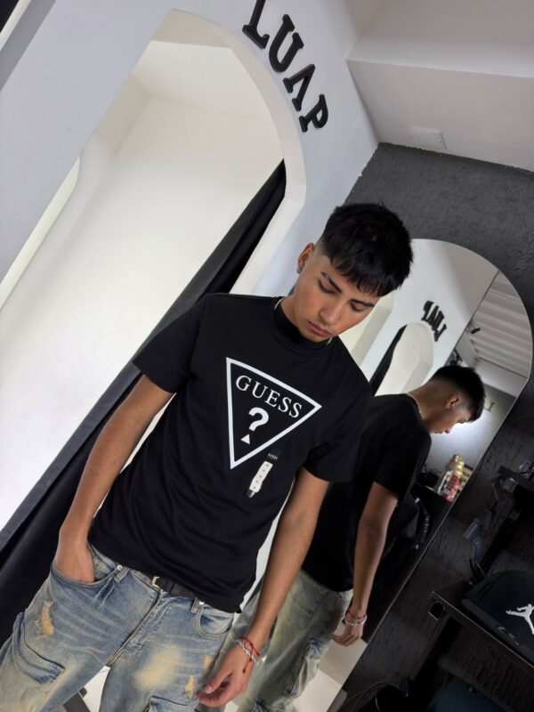POLERA CUELLO GUESS TRIANGULO NEGRO