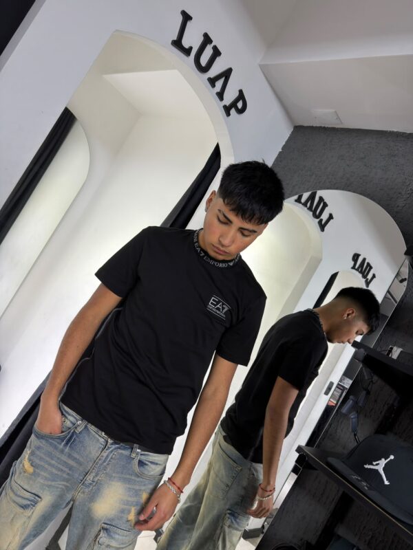POLERA CUELLO EA7 LINEAS AL LADO NEGRO