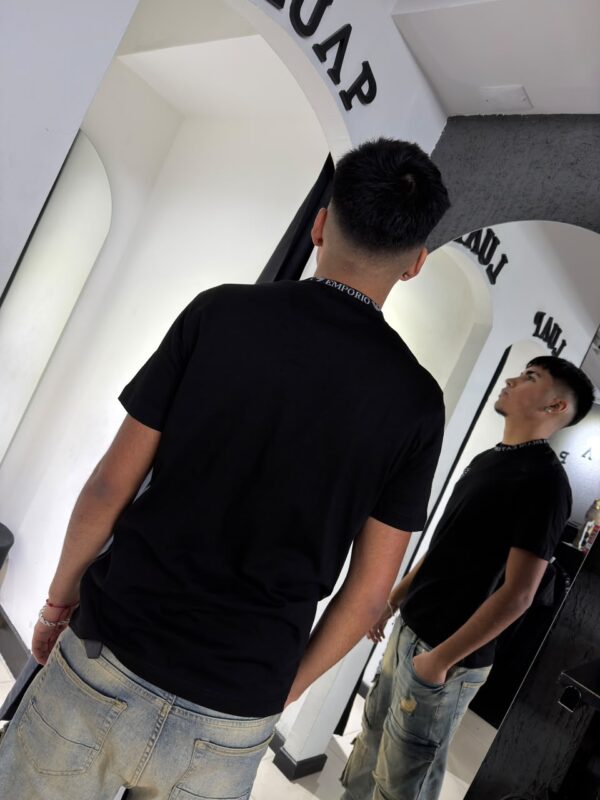 POLERA CUELLO EA7 LINEAS AL LADO NEGRO